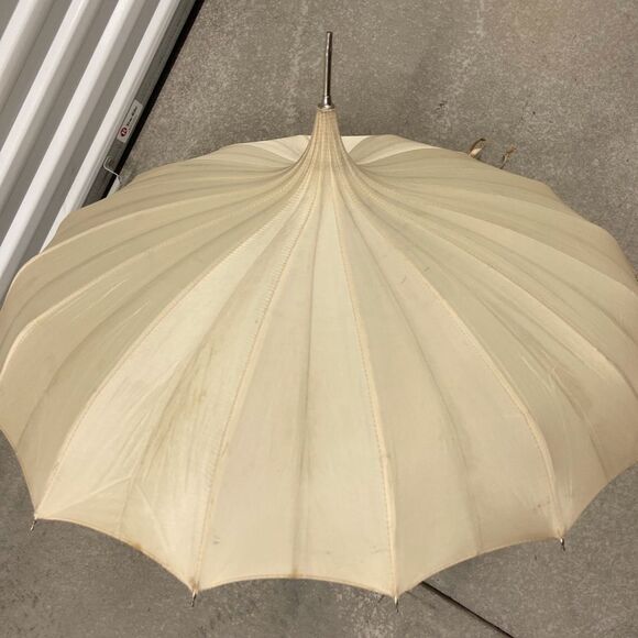 VTG,Elegant Cream Umbrella - Picture 3 of 12